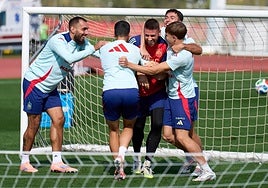 Borja Iglesias, a la izquierda, bromea con varios compañeros de la selección, entre ellos Simón y Zubimendi, en un entrenamiento.