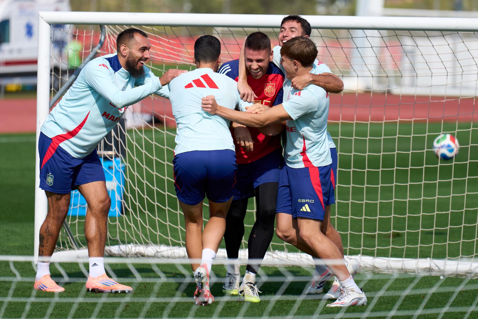 Borja Iglesias, a la izquierda, bromea con varios compañeros de la selección, entre ellos Simón y Zubimendi, en un entrenamiento.