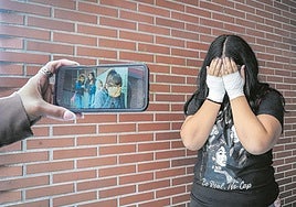 La menor lleva las manos vendadas a causa de la agresión de la que intentó zafarse.