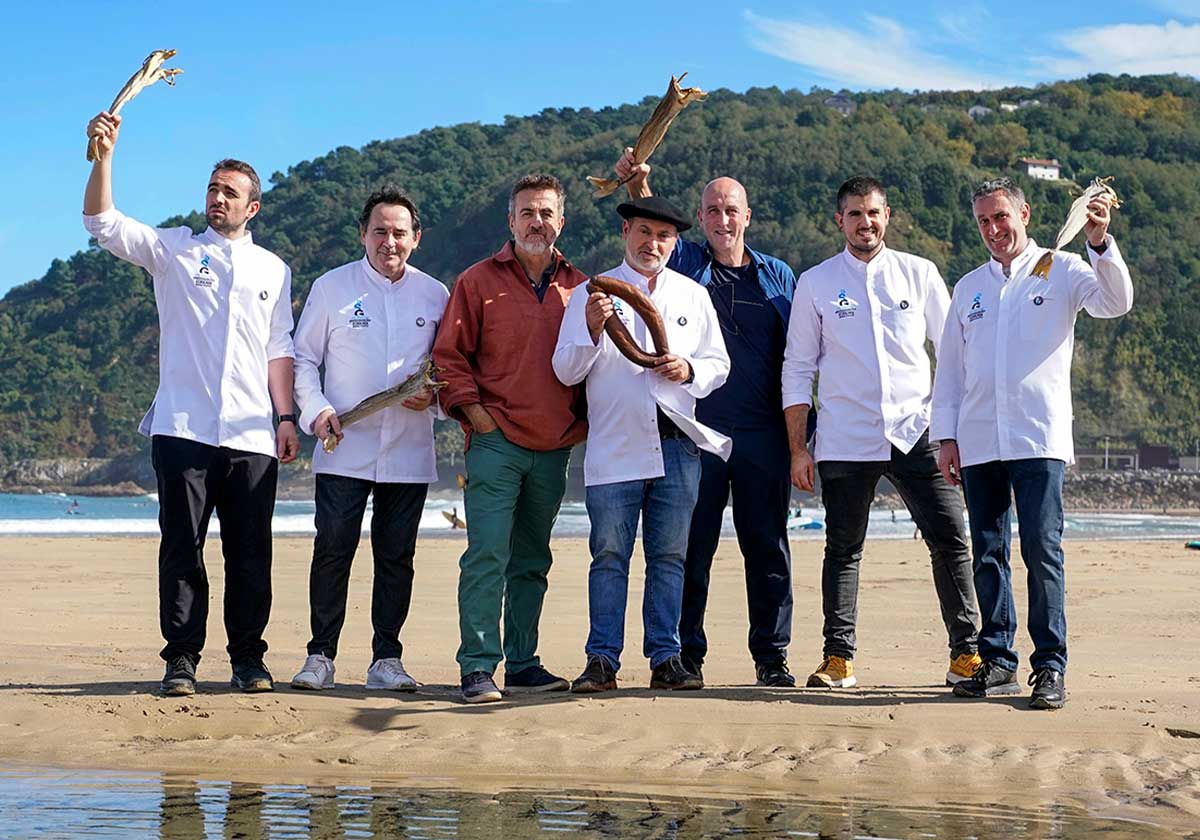 Javier Rico, Pablo Loureiro, Xabier Agote (Albaola), Roberto Ruiz, Aitor Arregi, Gorka Rico y Josean Alija, con sopakos y bacalaos secos llegados de Bergen en Gros este martes.