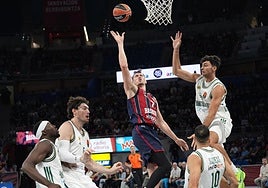 Kurucs entra a canasta rodeado de jugadores del Panathinaikos.