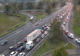 El Txorierri se colapsa a primer ahora por un accidente múltiple en sentido Galdakao