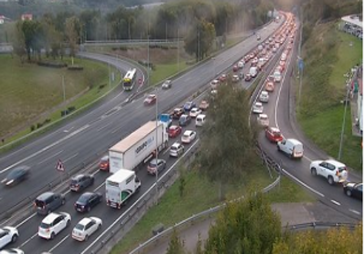 El Txorierri se colapsa a primer ahora por un accidente múltiple en sentido Galdakao