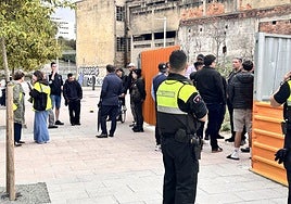 Desalojan a 60 okupas de una nave de Zorrozaurre tras inundarse el edificio