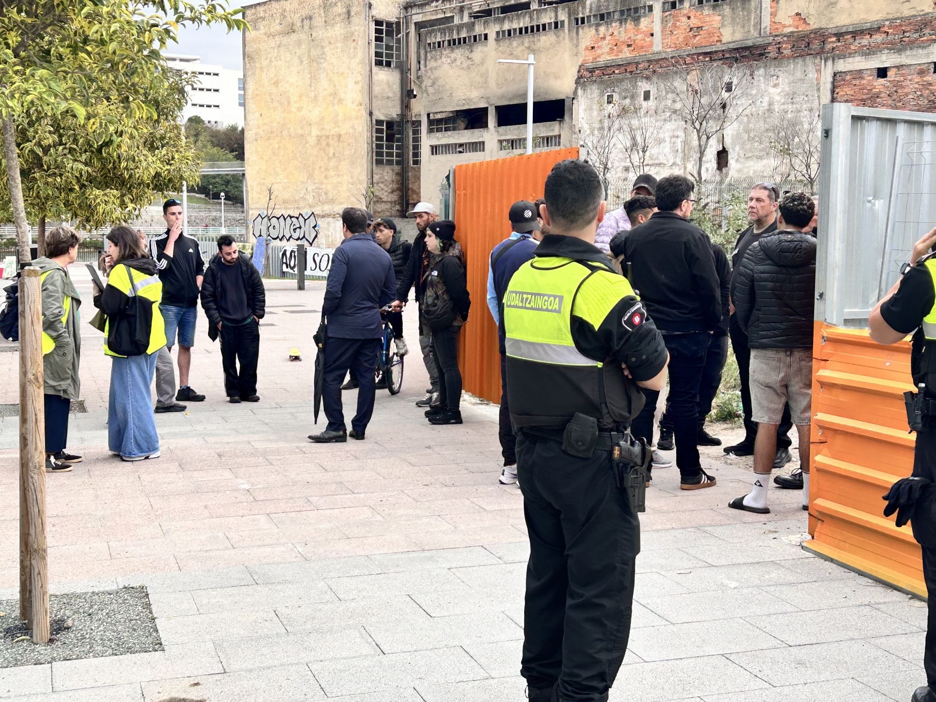 Desalojan a 60 okupas de una nave de Zorrozaurre tras inundarse el edificio