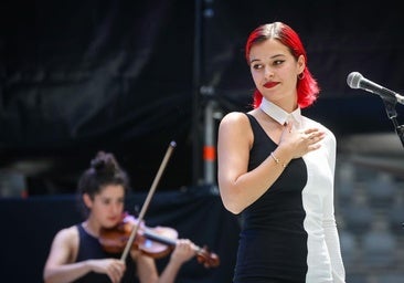 Dora Postigo, hija de Bimba Bosé, participa en el Benidorm Fest 2026