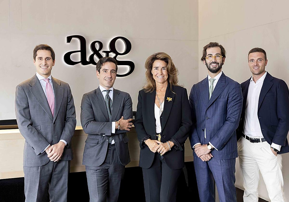 Javier Eraso, a la derecha de la imagen, con el resto del equipo de A&G.