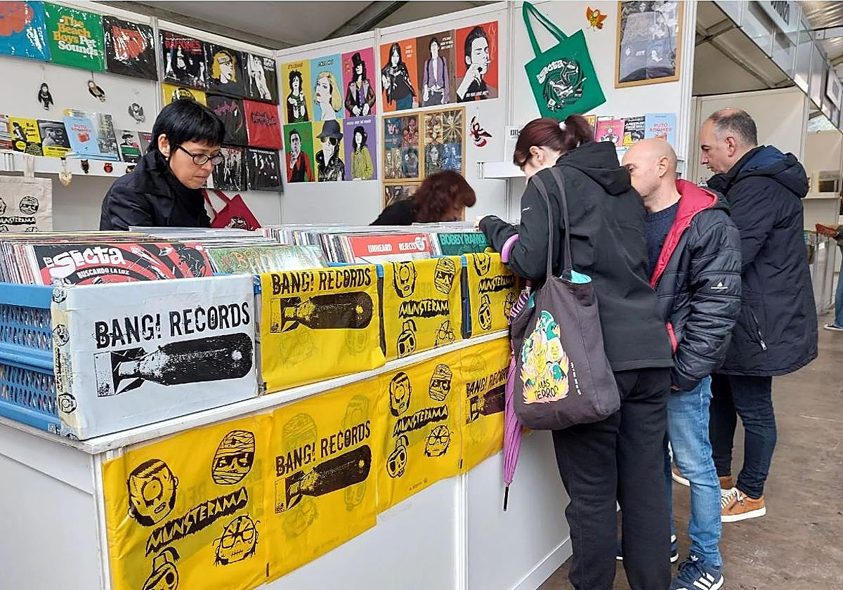 Esta cita contará con varios stands en los que se pueden comprar vinilos, libros y merchandising.