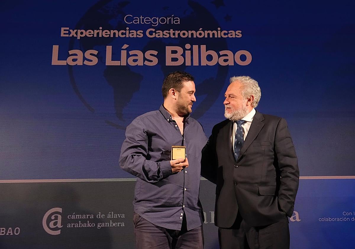 Mikel García recoge el premio.