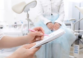 Irudikatu informazio-orri bat ematen diotela haurdun dagoen emakumeari.