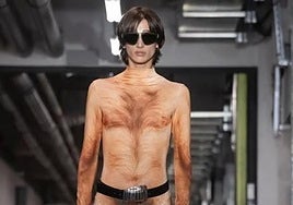 Polémica en un desfile de moda por un traje que simula el cuerpo desnudo de un hombre