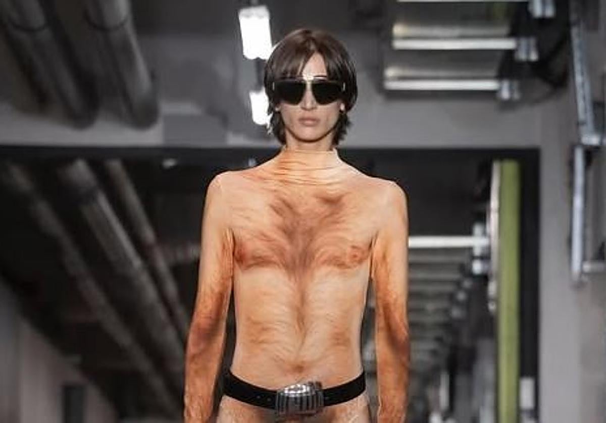 Polémica en un desfile de moda por un traje que simula el cuerpo desnudo de un hombre