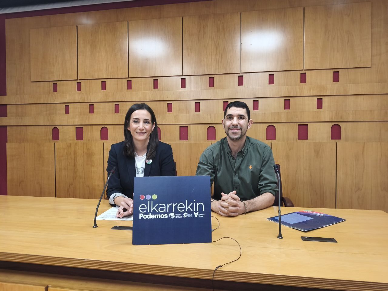 Garbiñe Ruiz y Óscar Fernández durante la presentación de sus enmiendas