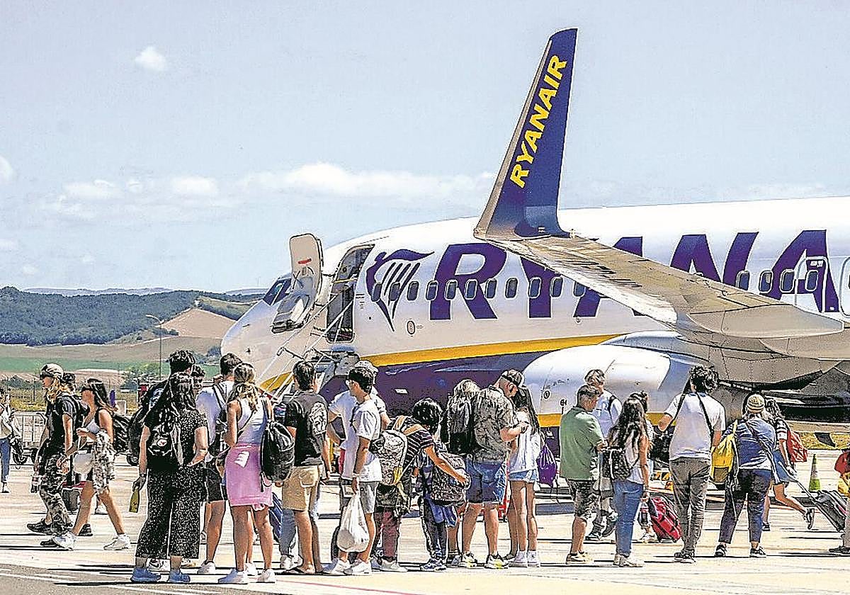 Pasajeros de Ryanair, en un embarque en Foronda.