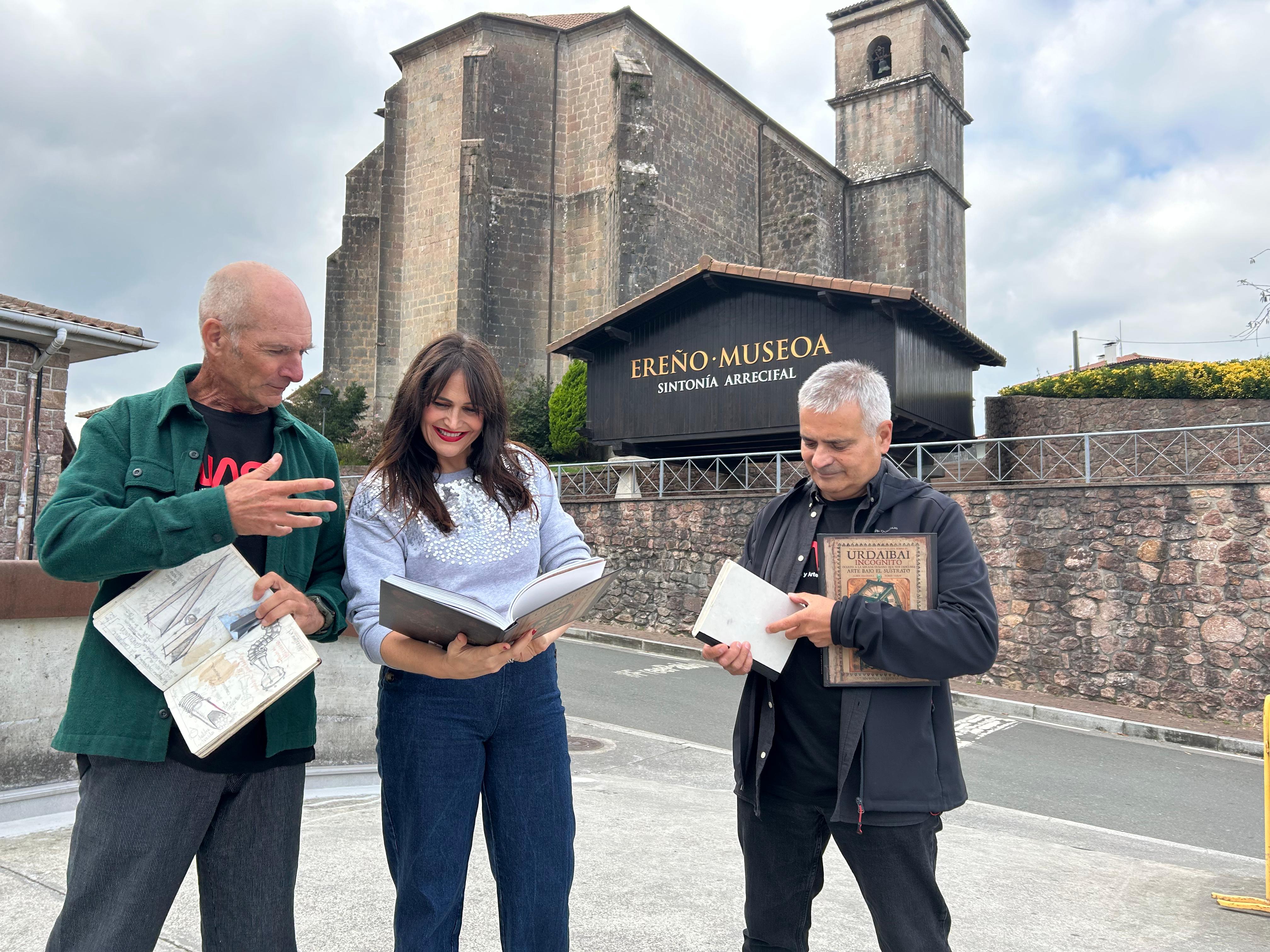 La diputada de Cultura, Leixuri Arrizabalaga, flanqueda por los creadores de la nueva publicación, Rober Garay (a la izquierda) y Alberto Palomera.