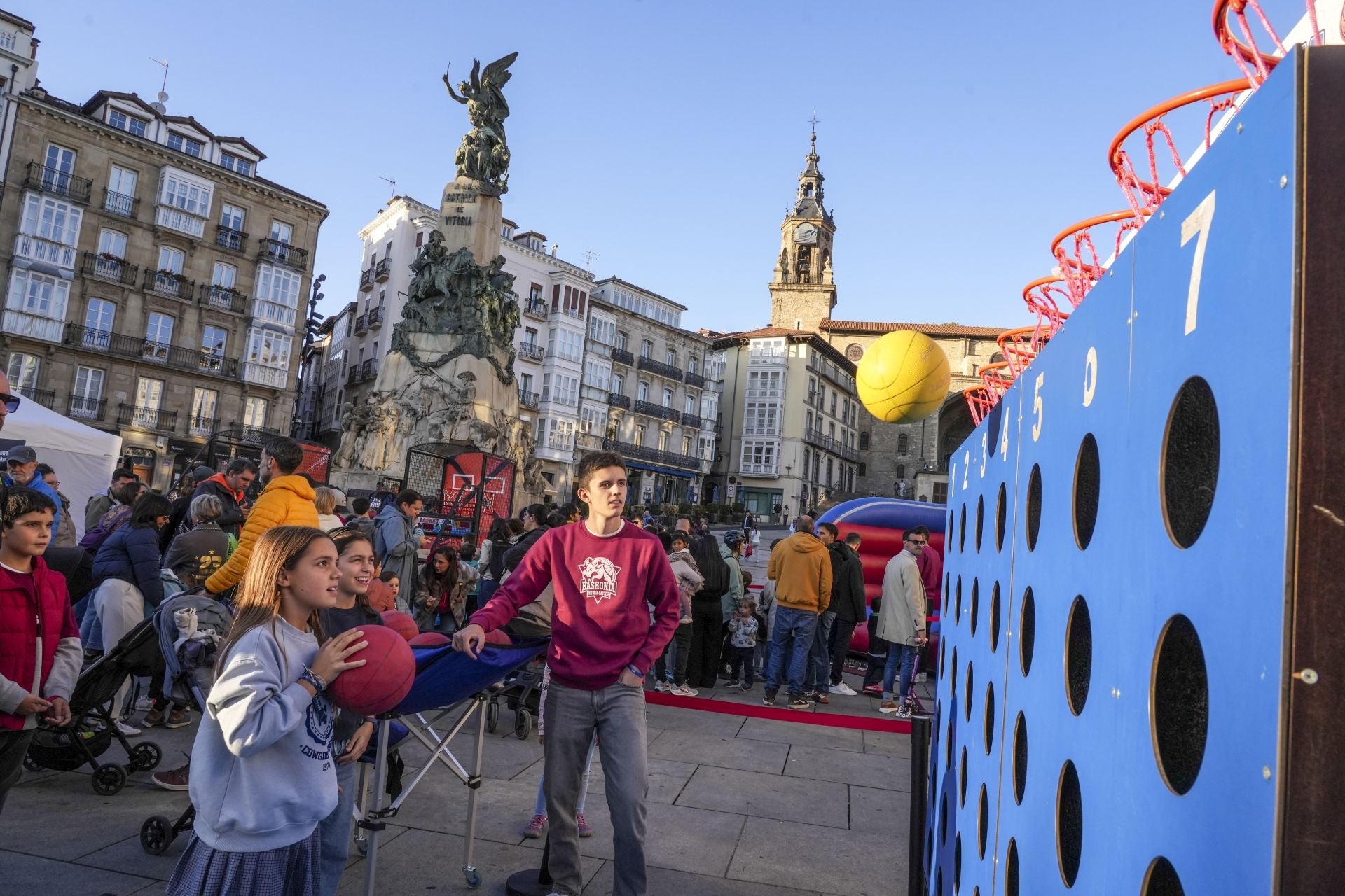 Las imágenes de la fiesta del Baskonia en la plaza de la Virgen Blanca
