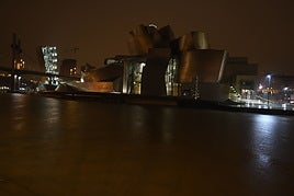 Estampa del Guggenheim de noche.