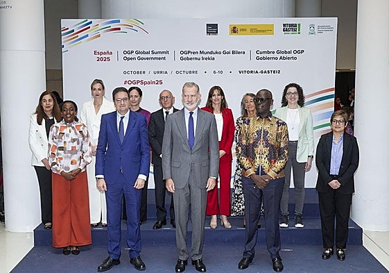 Felipe VI junto a Óscar López, ministro de Transformación Digital; el diputado general, Ramiro González; la alcaldesa, Maider Etxebarria; Aidan Eyakuze, de OGP; y otras autoridades.