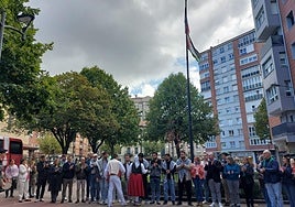 Representantes municipales y del pueblo palestino tras el aurresku de honor, con la bandera ya izada.