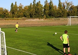 Terreno, detrás de uno de los campos actuales, donde está previsto crearlo en las Instalaciones José García.