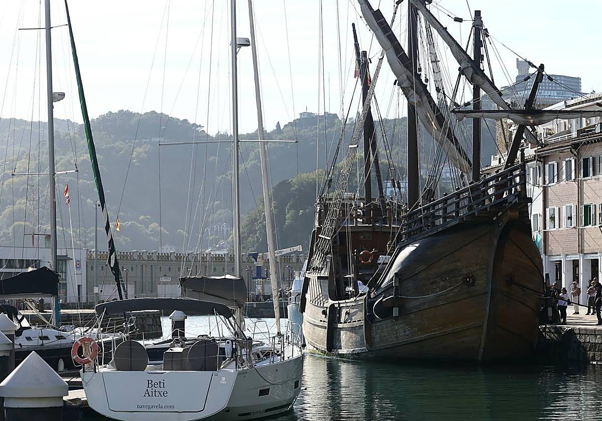 El navío está ya atracado en el puerto de San Sebastián.