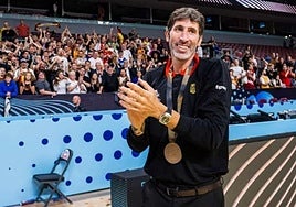 Álex Mumbrú, sonriente pero visiblemente desmejorado, después de que Alemania ganase el Eurobasket, el pasado mes de septiembre.