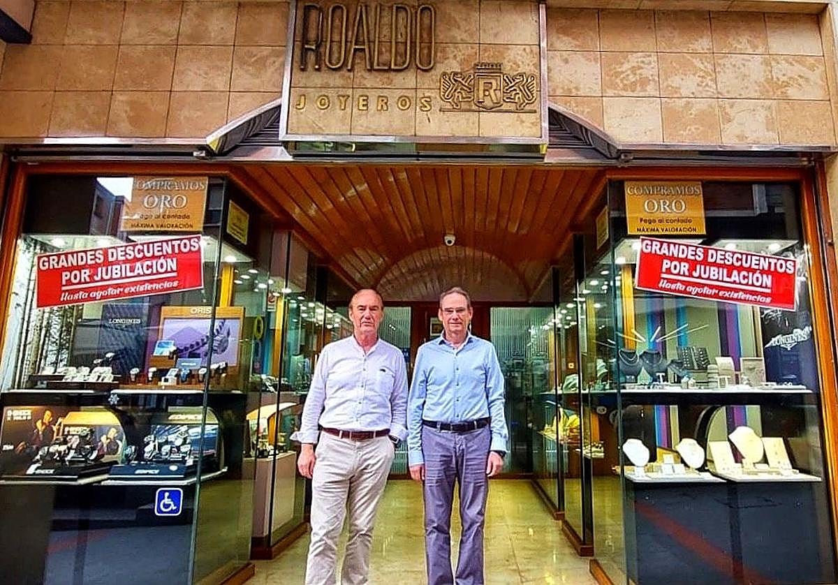 Pedro y Romualdo Doistua dirán adiós a final de año, aunque hasta entonces han puesto grandes descuentos para la clientela.