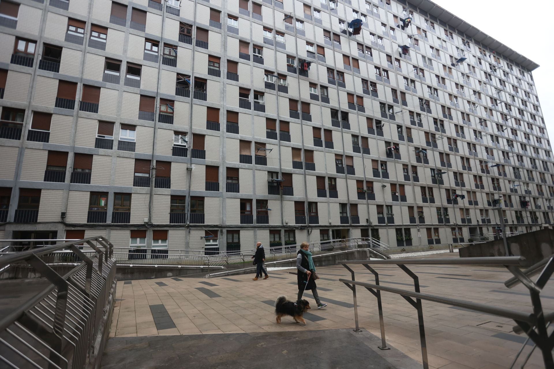 Edificio de viviendas en Santutxu, el barrio más poblado de Bilbao.