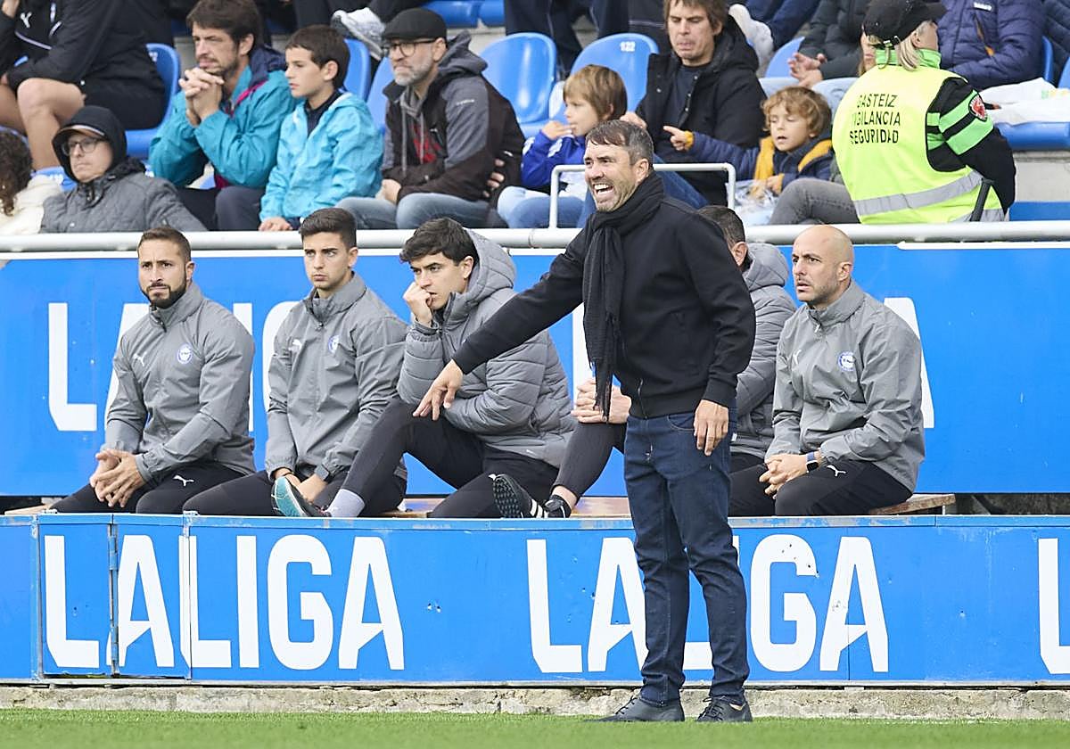 Coudet da instrucciones durante el partido ante el Elche.