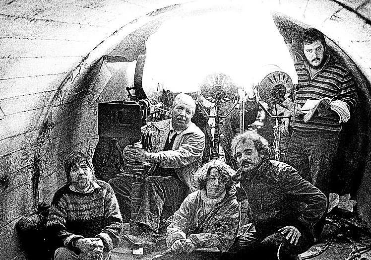 Imanol Uribe, arriba, con el guion en la mano, durante el rodaje de 'La fuga de Segovia' (1981).