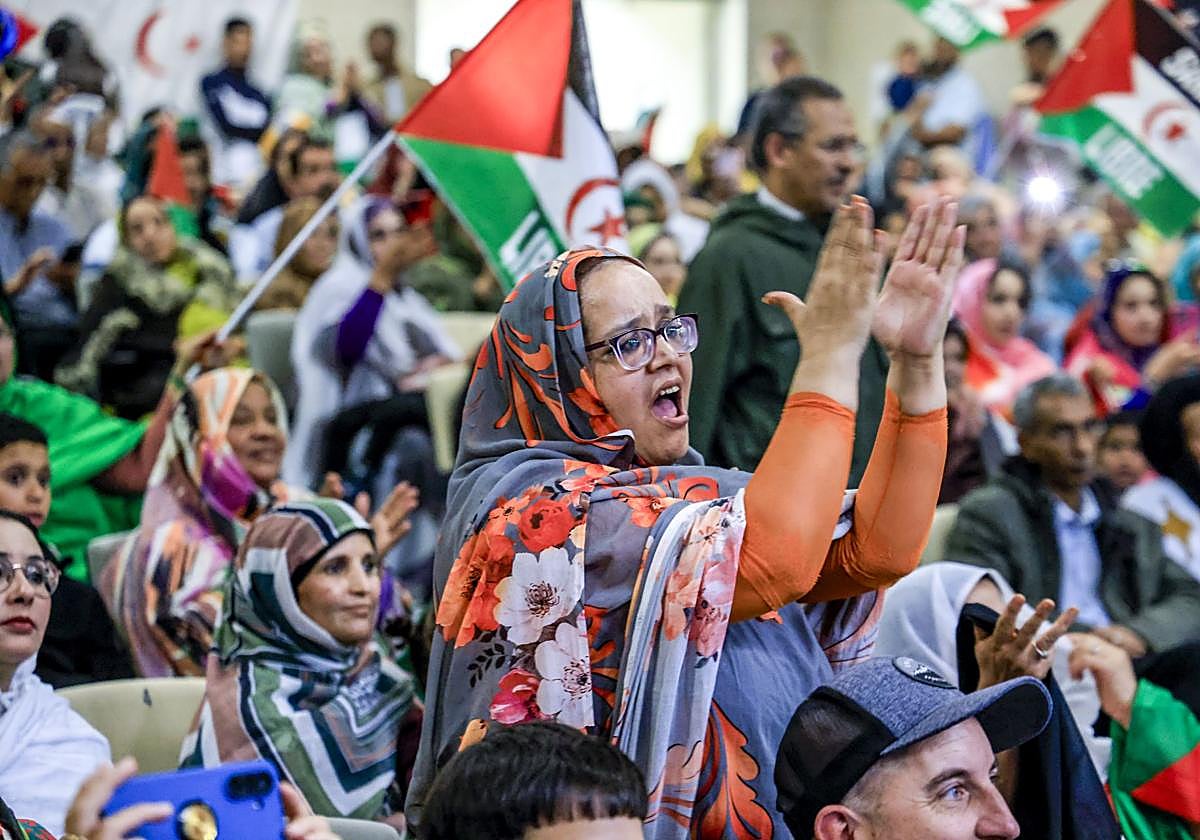 Los saharauis del País Vasco han llenado el centro cívico Zabalgana esta tarde de sábado.