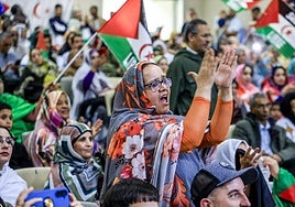 Los saharauis del País Vasco han llenado el centro cívico Zabalgana esta tarde de sábado.