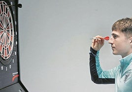 Jauregizar juega con un dardo en una de las salas de recreo de Lezama, donde llegó en 2021.