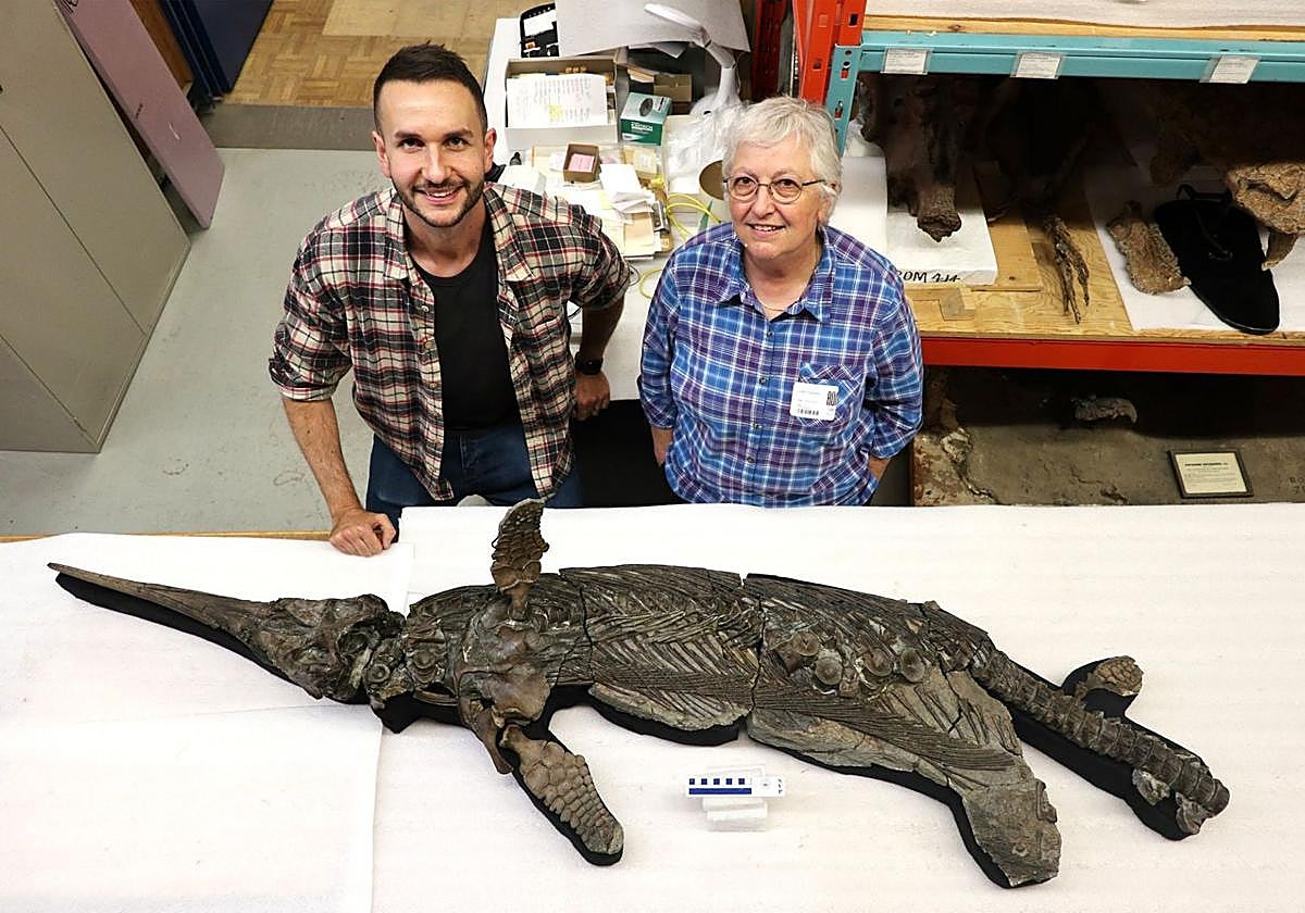 Los investigadores Dean Lomax y Judy Massare, junto al fósil.