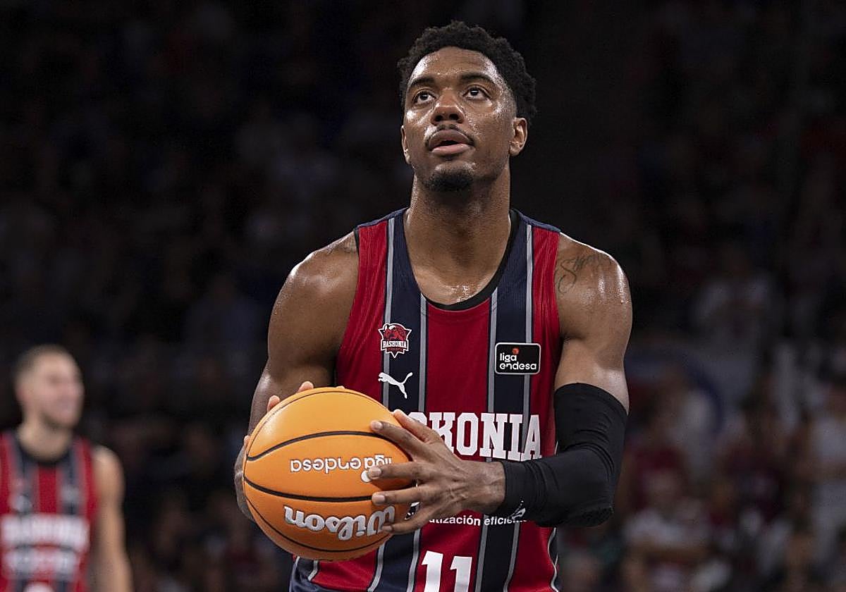 Forrest, con los ojos fijos en el aro, se prepara para lanzar uno de los diecinueve tiros libres que anotó ante el Real Madrid.