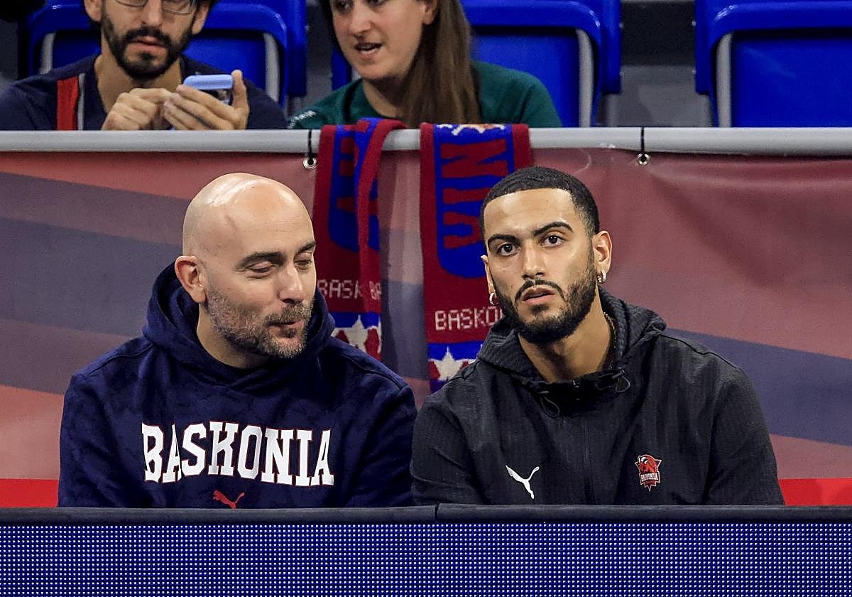 Howard, vestido de calle junto al banquillo.