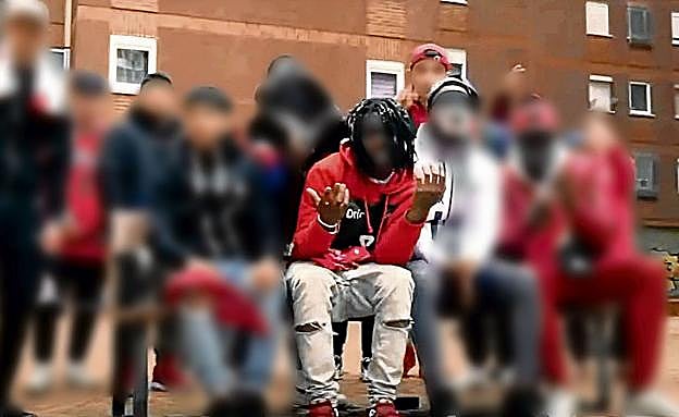 A modo de presentación, los Blood de Vitoria grabaron un vídeo en Sansomendi en 2020 con el cantante Black Marfil, presunto líder de esta banda en Navarra y encarcelado por una condena de 4 años.