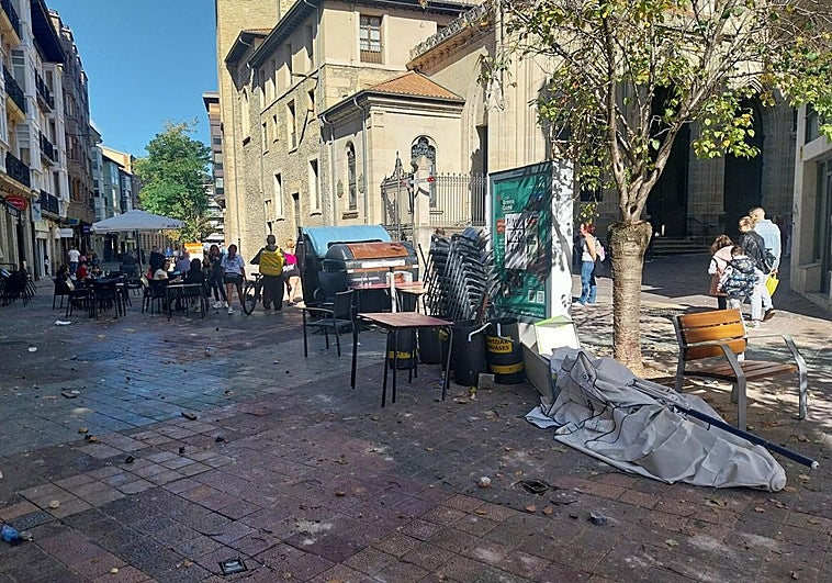 Calles destrozadas y daños en negocios tras la batalla campal en Vitoria