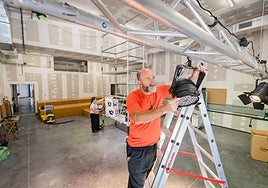 Hernando coloca un foco en primer plano en el espacio Inopia, pensado para desarrollar creaciones escénicas desde Vitoria.