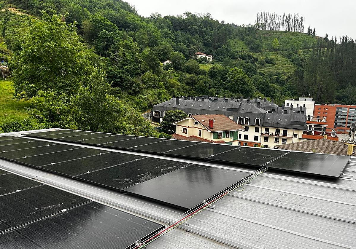 Las placas solares para todo el barrio se han instalado ya en el tejado del centro educativo Eskolabarri.