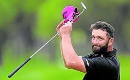 Jon Rahm se despide de los aficionados en el hoyo 18 del Club de Campo Villa de Madrid tras firmar su último birdie