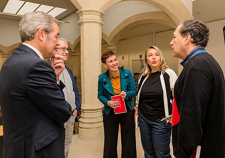 Los premiados, junto al viceconsejero Andoni Iturbe, este lunes en Vitoria.
