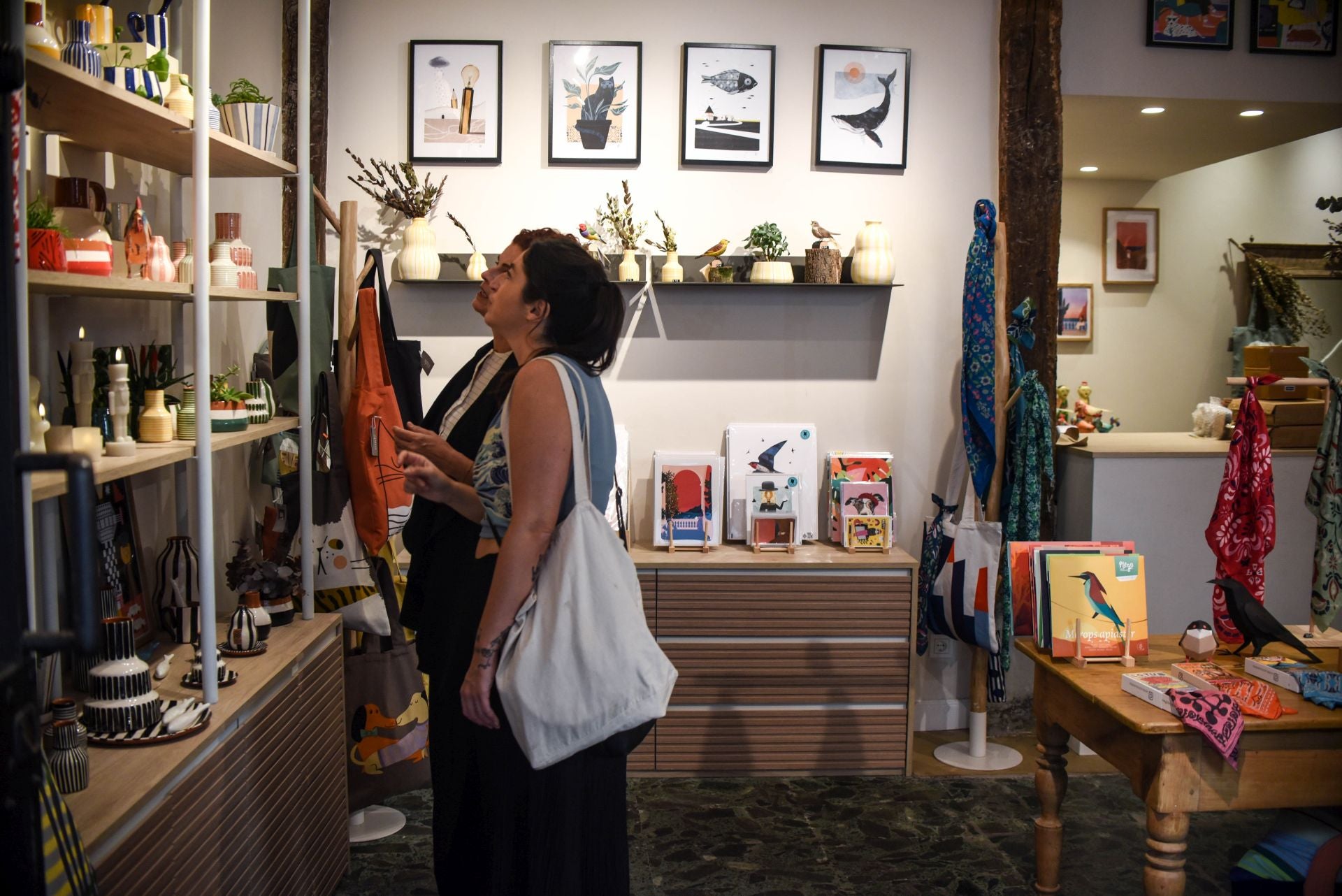 Dos hermanos llenan de color y alegría el Casco Viejo con su nueva tienda de objetos bonitos