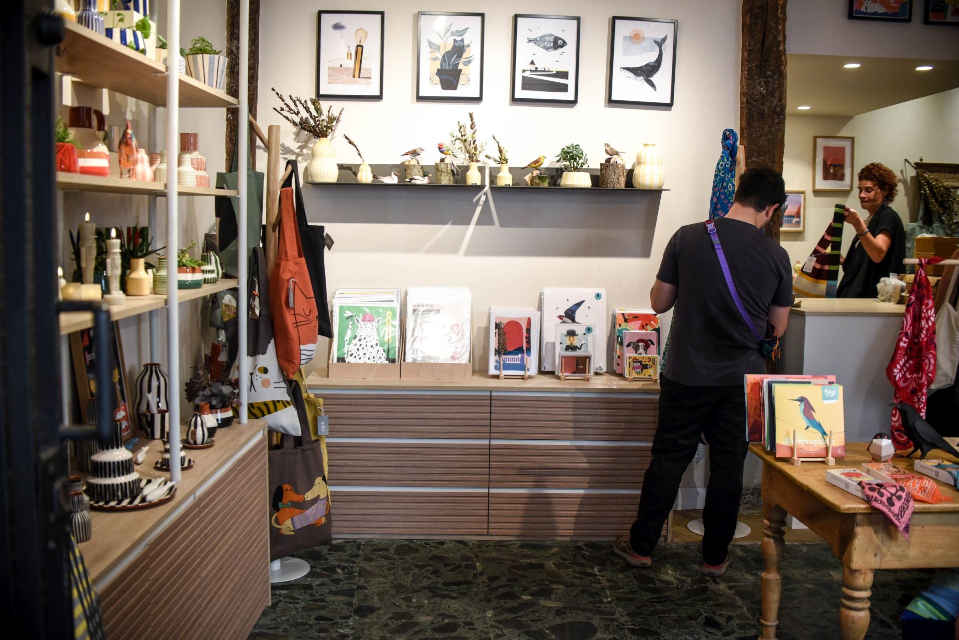 Dos hermanos llenan de color y alegría el Casco Viejo con su nueva tienda de objetos bonitos