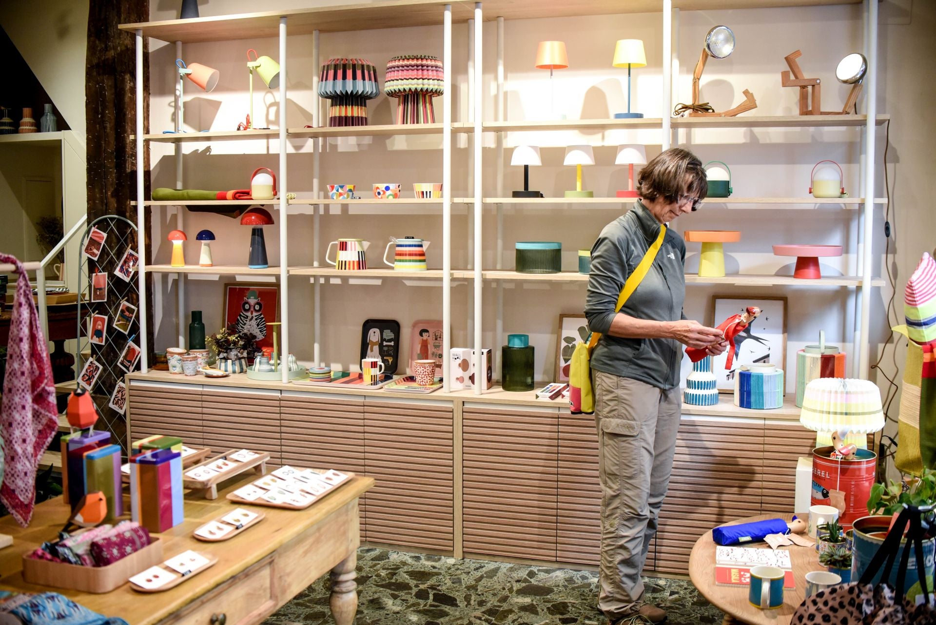 Dos hermanos llenan de color y alegría el Casco Viejo con su nueva tienda de objetos bonitos