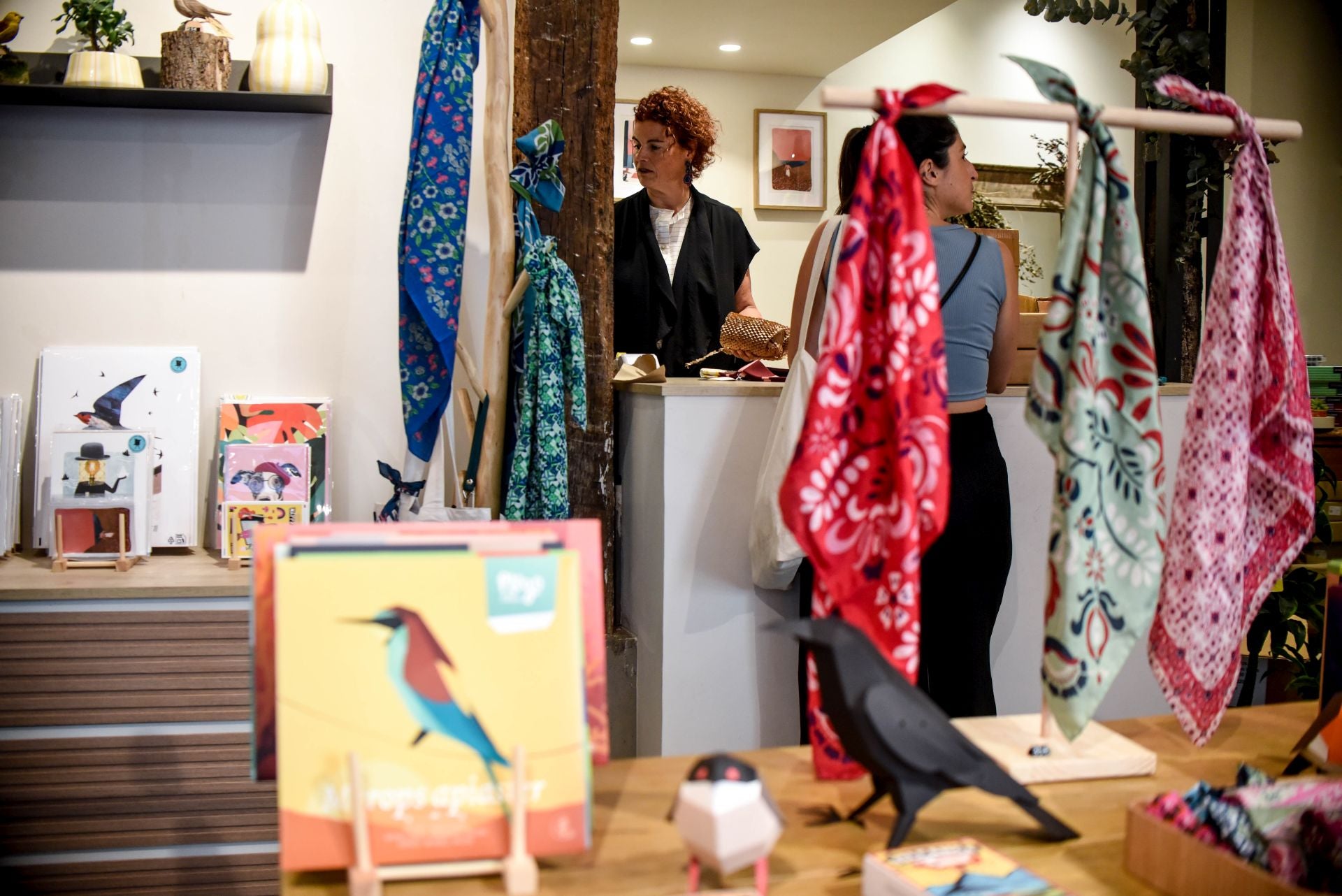 Dos hermanos llenan de color y alegría el Casco Viejo con su nueva tienda de objetos bonitos
