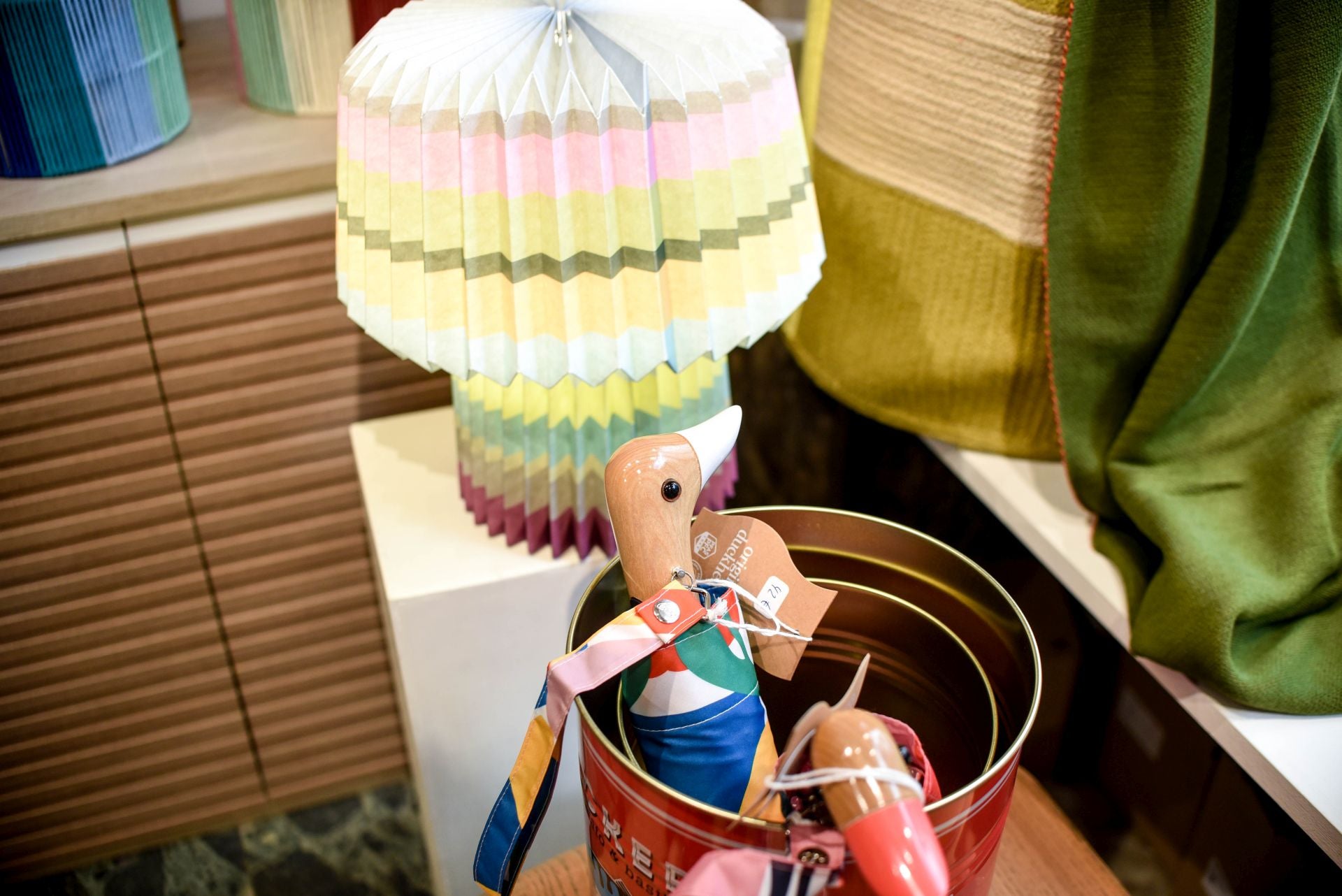 Dos hermanos llenan de color y alegría el Casco Viejo con su nueva tienda de objetos bonitos