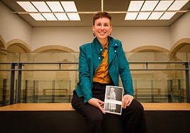 Albizua posa con un ejemplar de 'Termita' tras ganar el Premio Euskadi.