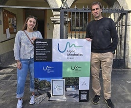 La concejala de Acción Social, Nagore Urueña, y el alcalde, Ekaitz Mentxaka, posan junto a la nueva imagen.