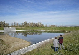 Balsa de laminación construida en los últimos años en las graveras de Lasarte.